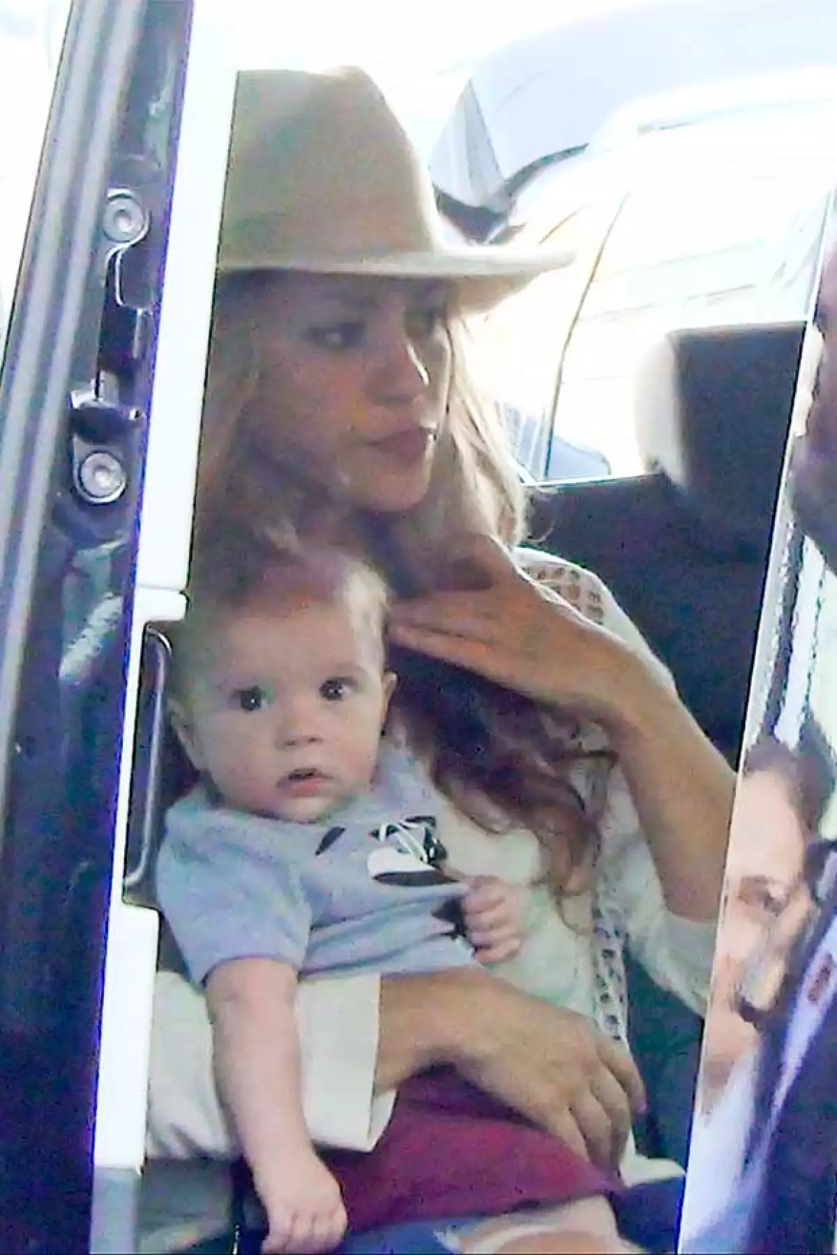 El pequeño Sasha también fue captado con su mamá cuando llegaban a Berlín, donde se disputó la final.