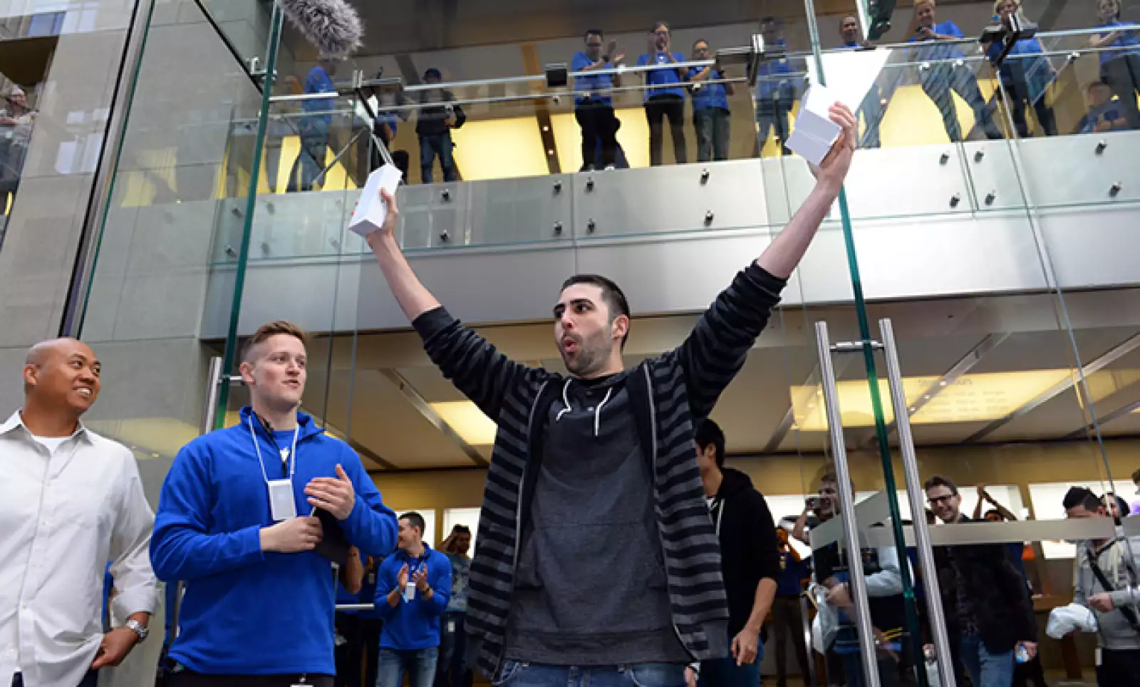 Los clientes australianos fueron de los primeros en recibir al iPhone 6 en el mundo.