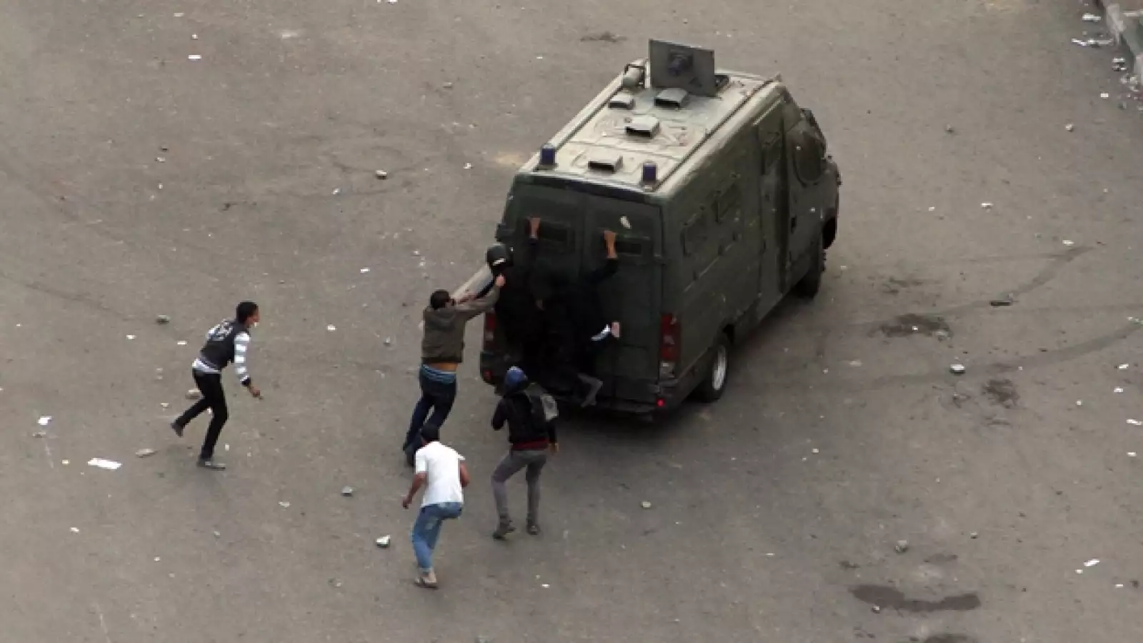 manifestantes atacan un vehiculo de la policia