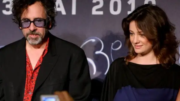 El director de cine Tim Burton asistió a la conferencia de prensa convocada para los miembros de jurado del festival. Aquí con la también actriz Giovanna Mezzogiorno.