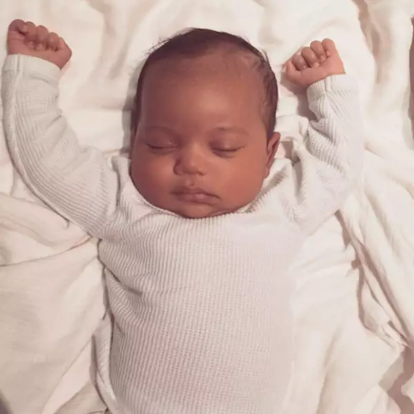 Esta fue la primera foto de Saint casi tres meses después de que nació.