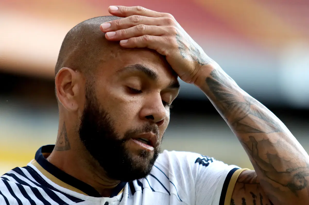 Foto de Dani Alves con cara de decepción, una mano en la frente.