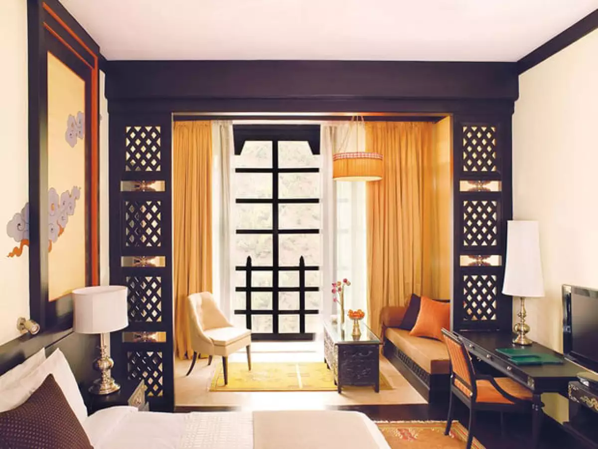 Tanto por dentro como por fuera, el hotel está pintado con colores cálidos.