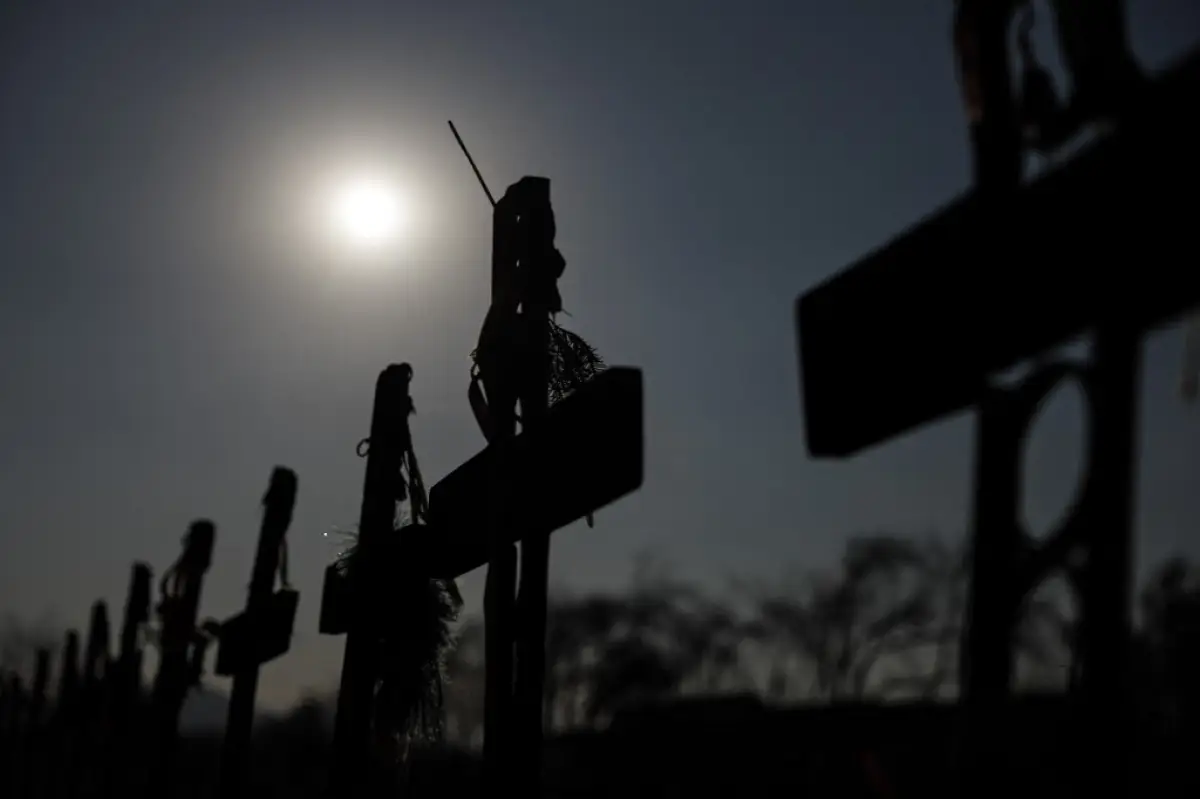 Vista de tumbas en el sector llamado "Patio 29", declarada Monumento Histórico en 2006, que se utilizó durante la dictadura militar para enterrar clandestinamente a políticos ejecutados, en el Cementerio General de Santiago, tomada el 30 de agosto de 2023, el día en que el presidente de Chile, Gabriel Boric, presentó el Plan Nacional de Búsqueda de los Desaparecidos para encontrar víctimas desaparecidas de la dictadura de 1973 y 1990. Chile lanzó el miércoles un Plan Nacional de Búsqueda de los Desaparecidos, la primera iniciativa oficial 50 años después del golpe de Estado de Augusto Pinochet para recopilar información sobre el destino de las 1,162 personas cuyo paradero se desconoce.