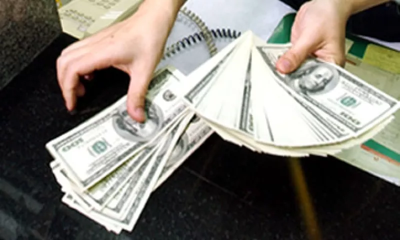 El tipo de cambio es de 13.2571 pesos para solventar obligaciones denominadas en moneda extranjera.   (Foto: AP)