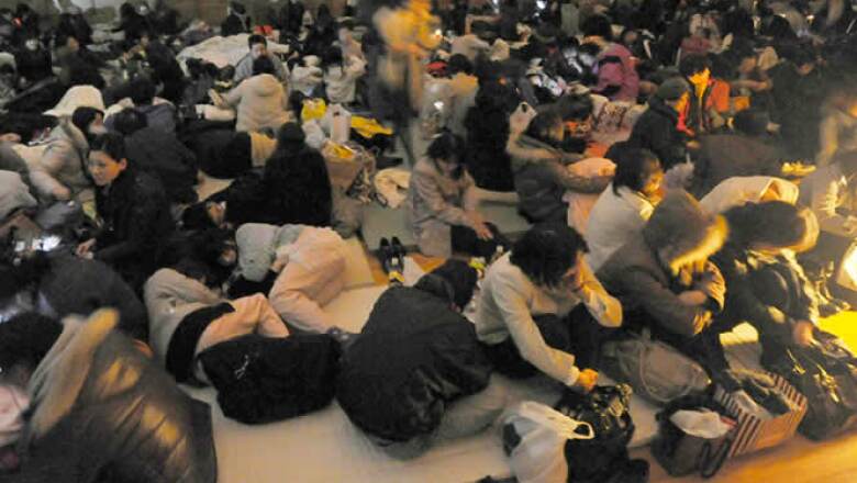 La mayoría de las personas no han podido regresar a sus casas, y ahora se encuentran durmiendo en refugios temporales. En la imagen, uno de los centros en Sendai, en el noreste del país.