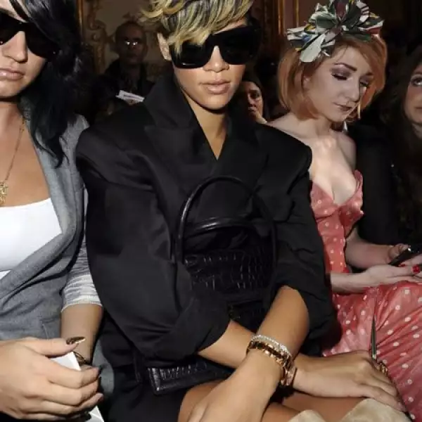 Rihanna cambia de peinado cada vez que sale, y para ir al desfile de Vivienne Westwood en Londres no hizo excepción, destacando sus mechas doradas.