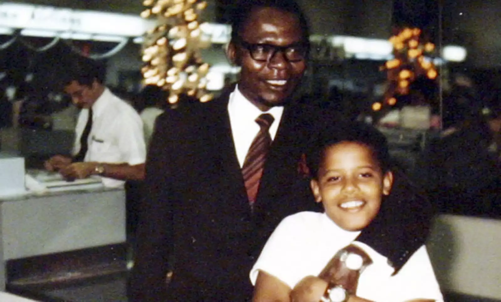 Es hijo de Barack Hussein Obama, nacido en Kenia, y su madre, Shirley Ana Dunham, una irlandesa nacida en Kansas.