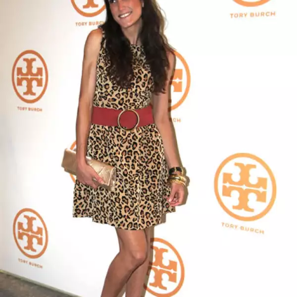 El animal print sigue en tendencia y Paulette Pini optó por un vestido con accesorios rojos.