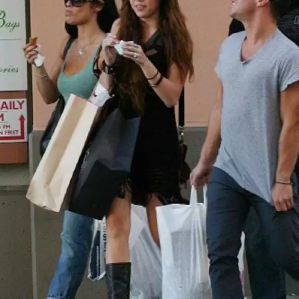 Miley Cyrus pasea con sus amigos mientras saborea un helado.