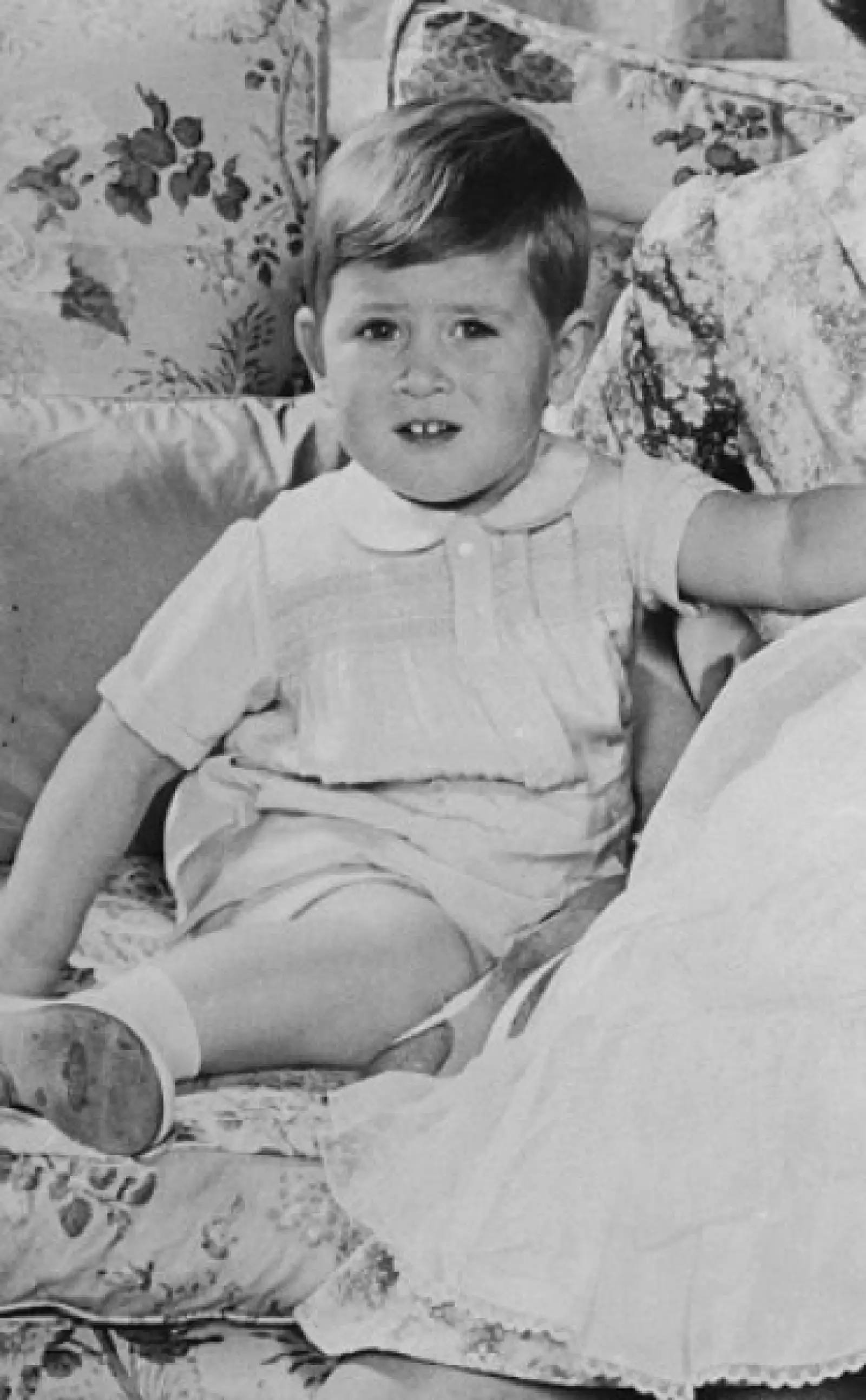 (1951. 3 años) El también Caballero de la Jarretera, Conde de Chester, Lord de las islas y Gran Steward de Escocia, entre otros títulos, es el primogénito de Felipe de Grecia y de Dinamarca y de la reina Isabel II, quien a su muerte heredará el trono a su hijo.