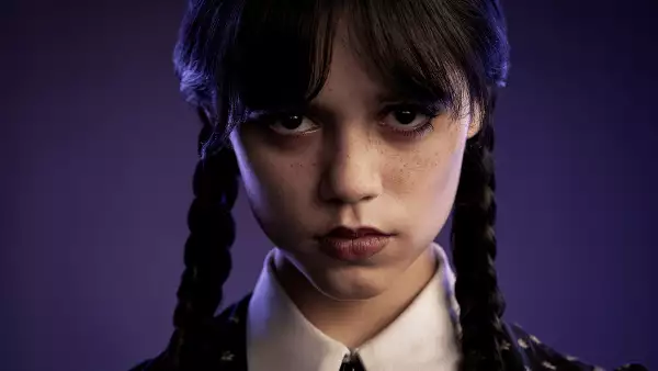 La actriz Jenna Ortega en el papel de Merlina
