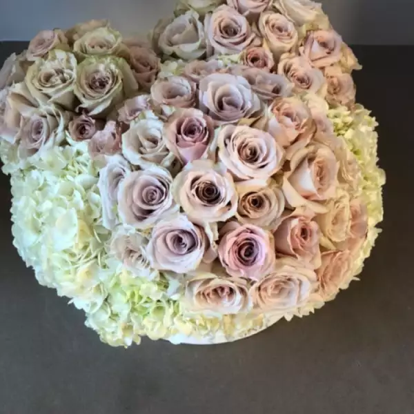 Kim Kardashian recibió decenas de flores por su cumple 37