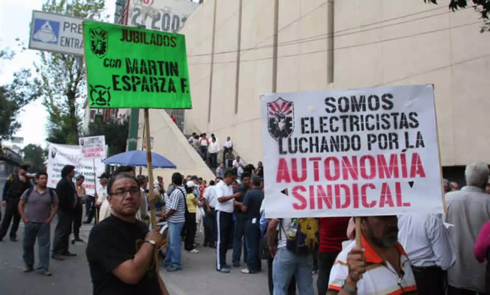 El lunes trabajadores electricista protestaron en apoyo a Martín Esparza en Insurgentes y Antonio Caso después de haber sido negado el reconocimiento por La Secretaría del Trabajo y Previsión Social.