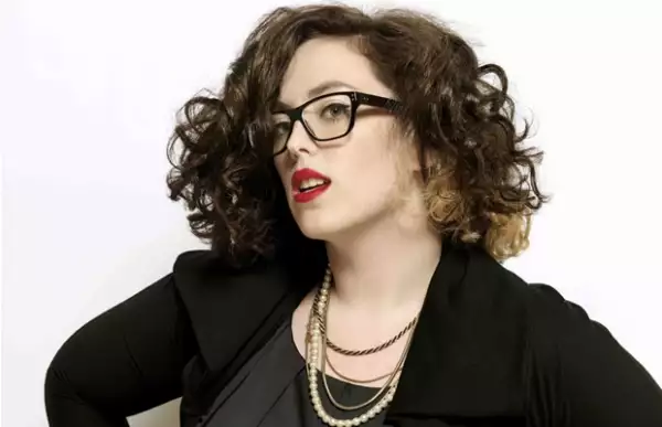 Laura es diseñadora de alta costura y prêt-à-porter.