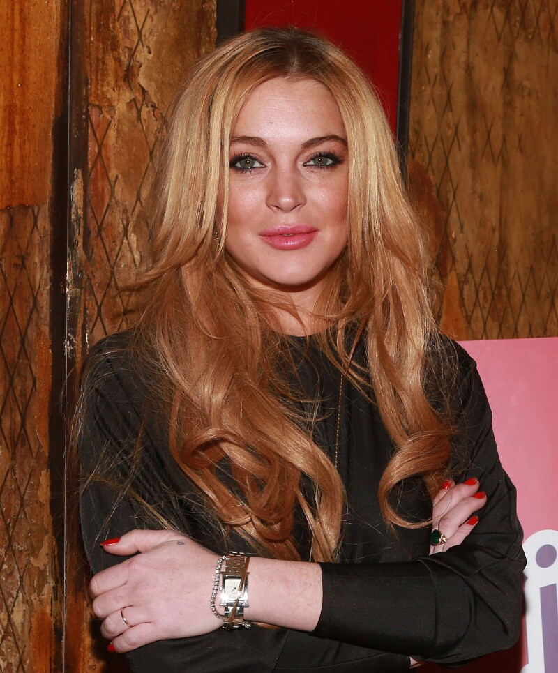 Lindsay recibe puñetazo en la cara por querer salvar a niños