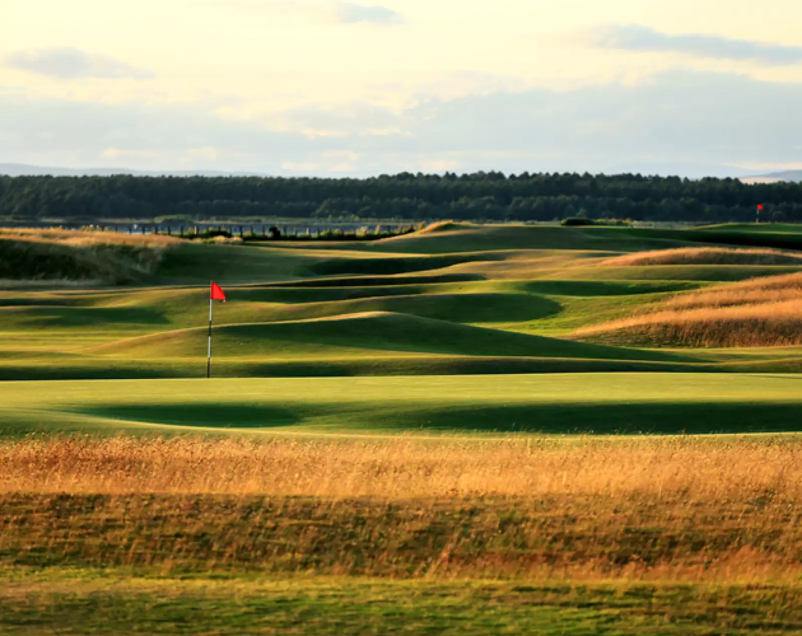 El Old Course es el campo de golf más famoso,  situado entre la mar y las dunas, en la costa este de Escocia en el reino de Fife. En este lugar se encuentra el órgano regulador de todo el golf que ...