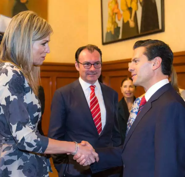 Para esta ocasión, la reina eligió un outfit con estampados florales.
