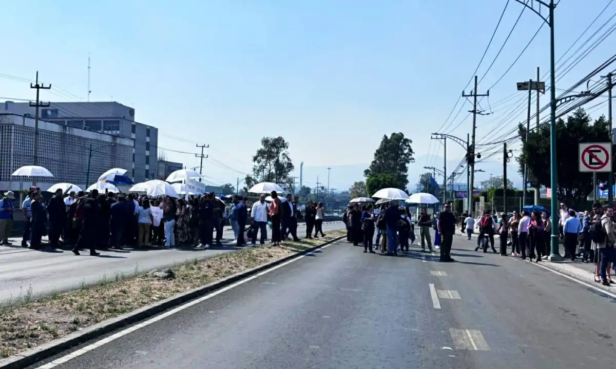 Trabajadores del INAI bloquean Avenida Insurgentes