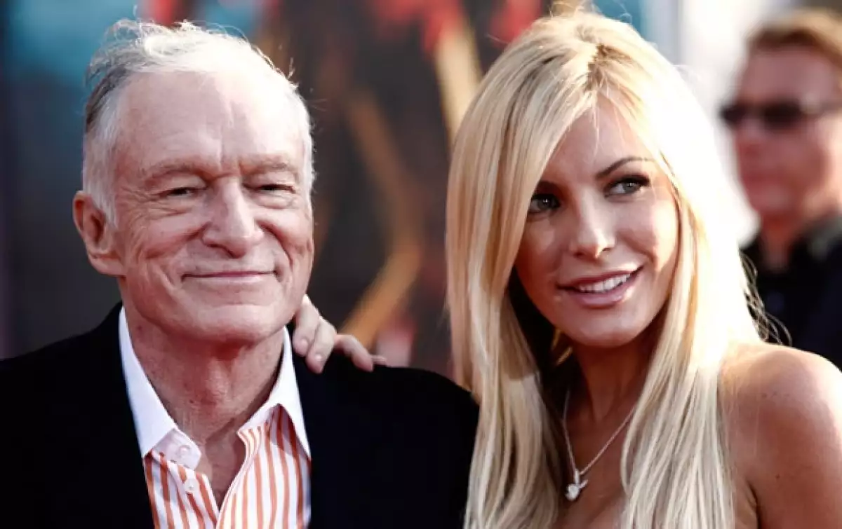 El fundador de la revista Playboy le entregó el anillo de compromiso a su novia Crystal Harris. Este sería el tercer matrimonio para Hefner.