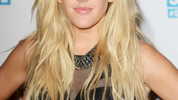 Ellie Goulding- La cantante ha experimentado mechas rosas y cortes extremos. Actualmente la vemos llevando la tendencia `platino´ de manera espectacular..