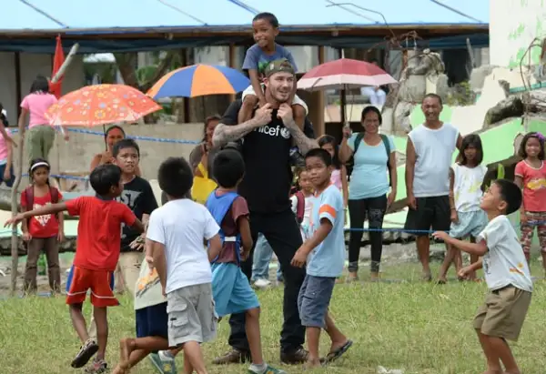 David viajó recientemente como embajador de Unicef a Filipinas para convivir con niños de bajos recursos con quienes jugó.