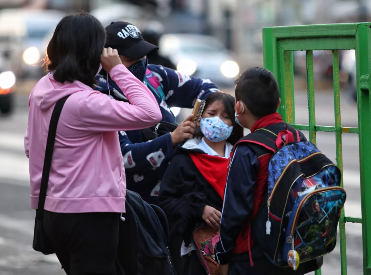 Regreso a clases 2021: un padre de familia cepilla el cabello de una estudiante de primaria