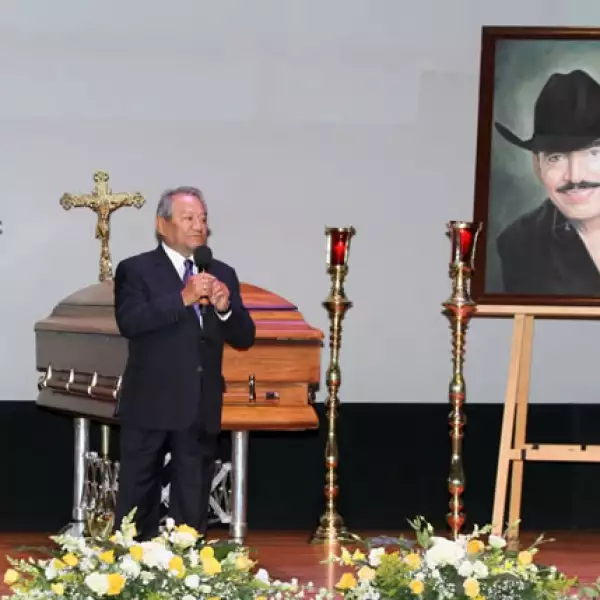 El cantautor Armando Manzanero ofreció también unas palabras a Joan Sebastian.