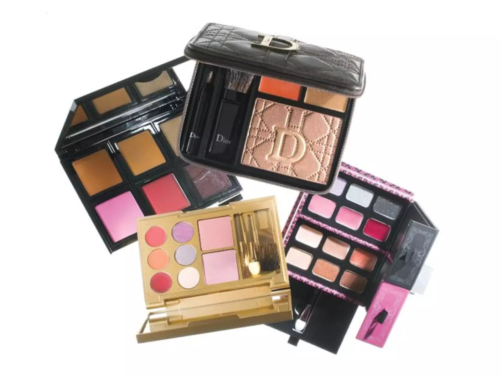 Dior Bronze, Sun Couture Clutch, $1,050; Liverpool. Bobbi Brown, paleta personalizable, Liverpool Santa Fe. Estée Lauder, paleta de tres sombras y tres glosses, tiendas departamentales. Too Faced Naughty or nice, $569; Palacio.