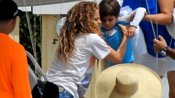 Shakira en yate cargando a su hijo Sasha Piqué Mebarak (5 años).