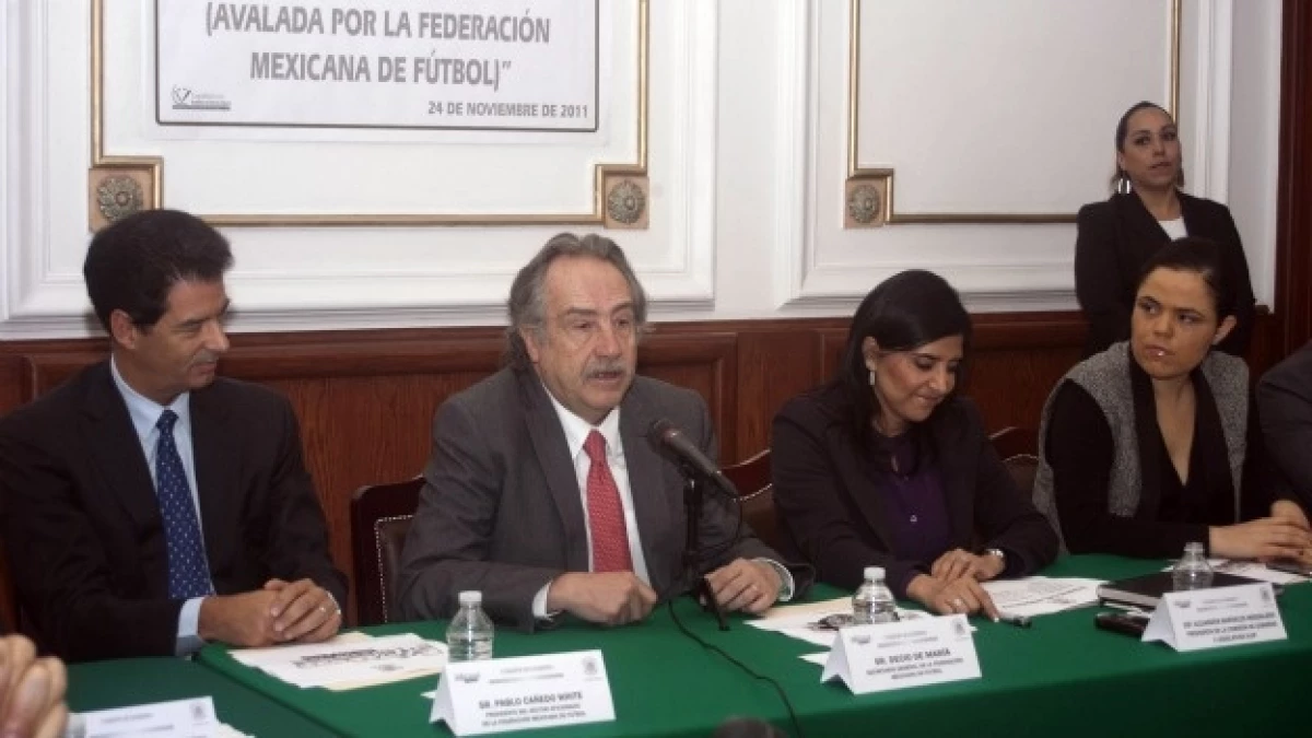 Decio de María asiste en la Asamblea del DF