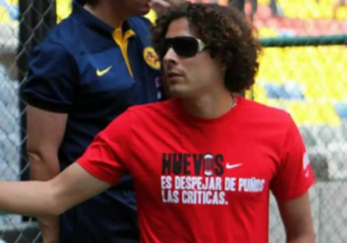 El domingo pasado, el portero Guillermo Ochoa acudió al Estadio Azteca a ver el partido de su equipo, el América, con esta playera. (Foto: Tomada de facebook.com/huevosmexico)