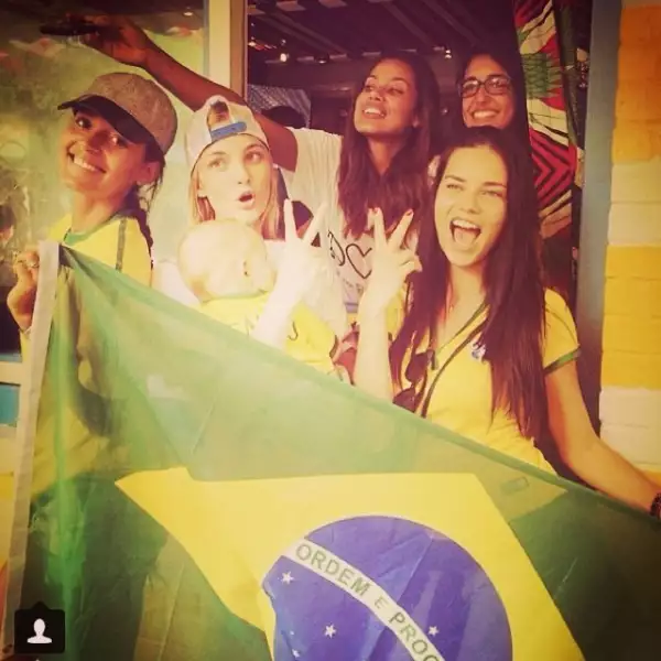 Adriana Lima también ha presumido sus mejores fotos presumiendo a su país como anfitrión de este Mundial.