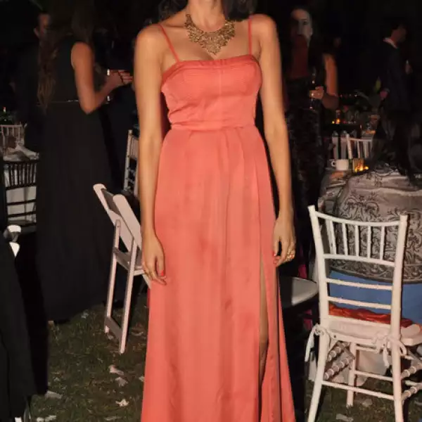 Mariana Padilla brilló con un vestido color neutral, un tono que llegó para quedarse.