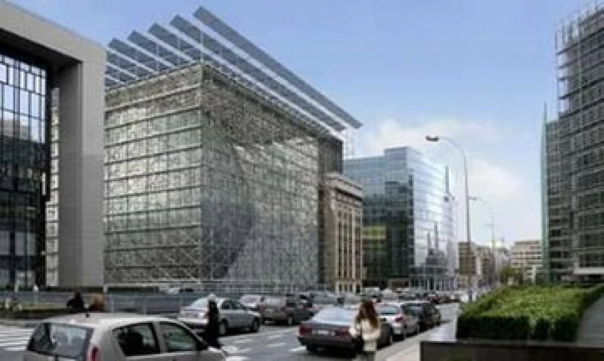 El presidente del Consejo Europeo, Herman Van Rompuy, entregó un folleto satinado que ilustraba la onerosa remodelación del edificio, que se llamara “Europa. (Foto: Reuters)