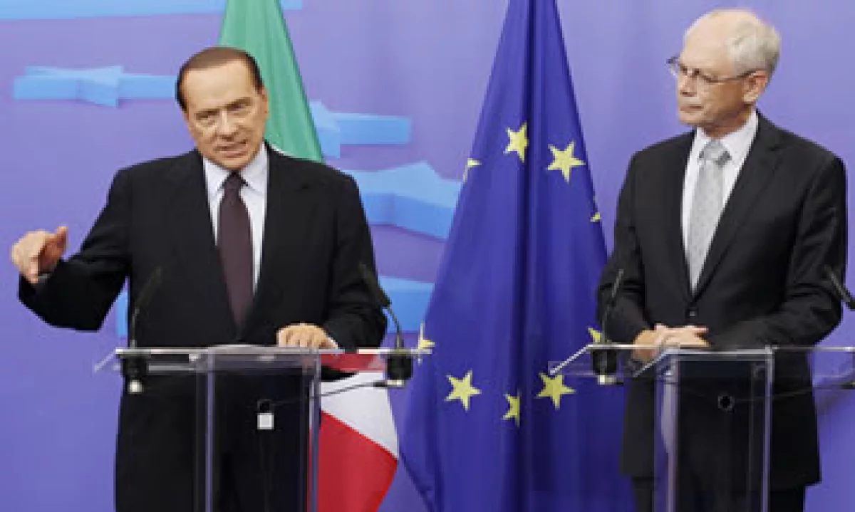 El primer ministro Silvio Berlusconi (i) y el presidente del Consejo Europeo, Herman Van Rompuy, dieron una conferencia de prensa tras su reunión. (Foto: Reuters)