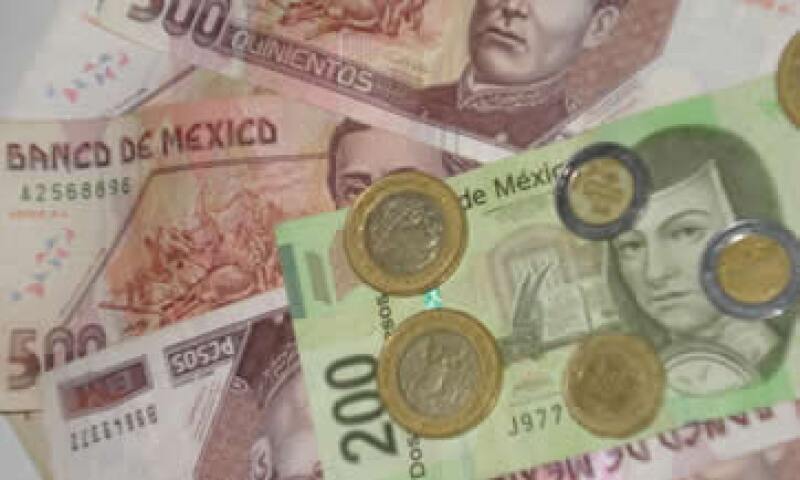 En ventanillas de bancos y casas de cambio, el peso operaba en 11.49 por dólar a la compra y en 11.89 pesos a la venta. (Foto: Karina Hernández)