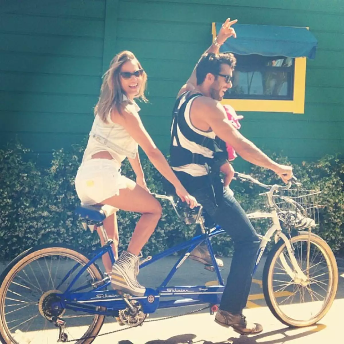 Los recién estrenados como padres no pierden el tiempo y se mantienen activos realizando múltiples actividades, ahora los vimos muy divertidos en un paseo en bicicleta con la pequeña Erin.
