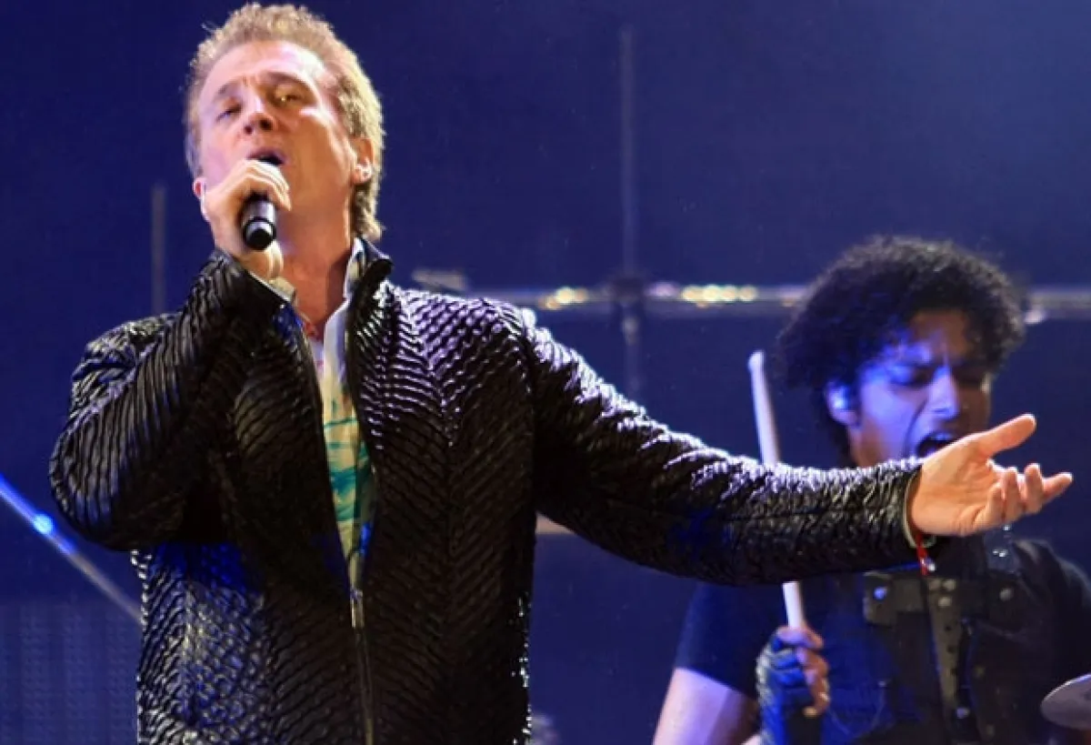 Emmanuel no paró de cantar a pesar de la lluvia.