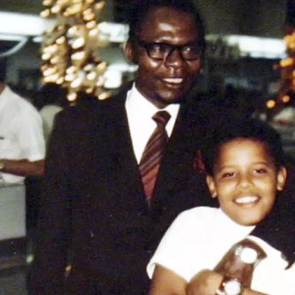 Es hijo de Barack Hussein Obama, nacido en Kenia, y su madre, Shirley Ana Dunham, una irlandesa nacida en Kansas.