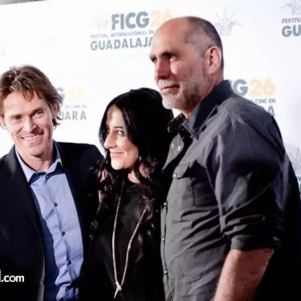 De izq a derecha) El actor norteamericano William Defoe acompañado por su novia Giada Colagrande,posan en la alfombra roja junto al director Guillermo Arriaga,durante la Inaguración del Festival Internacional de Cine de Guadalajara en el Auditorio Telmex