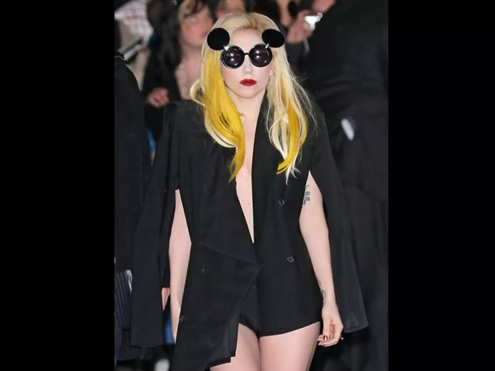 El Monster Ball Tour es un espectáculo teatral, con largas pausas y discursos por parte de Gaga.