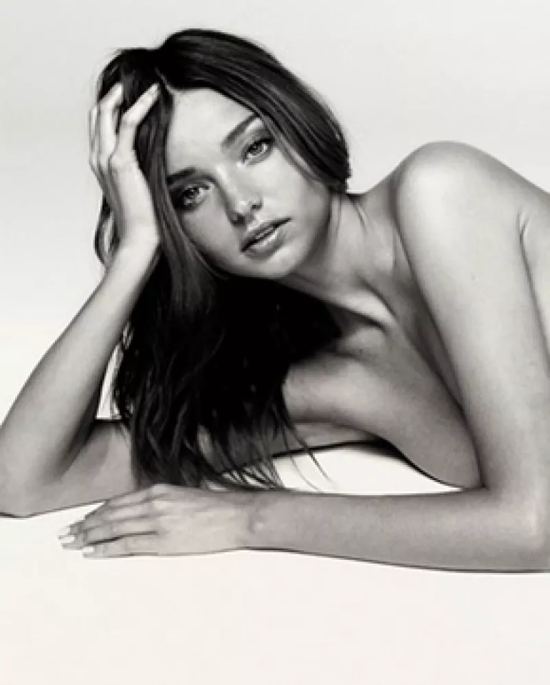 Actualmente circulan unas fotografías de la modelo en blanco y negro donde aparece sin nada de ropa.