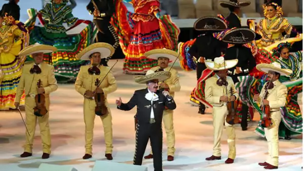 Vicente Fernández inició el espectáculo cantando el himno de México a capella y luego siguió con clásicos de mariachi rodeado de charros montados a caballo y bailarines típicos.