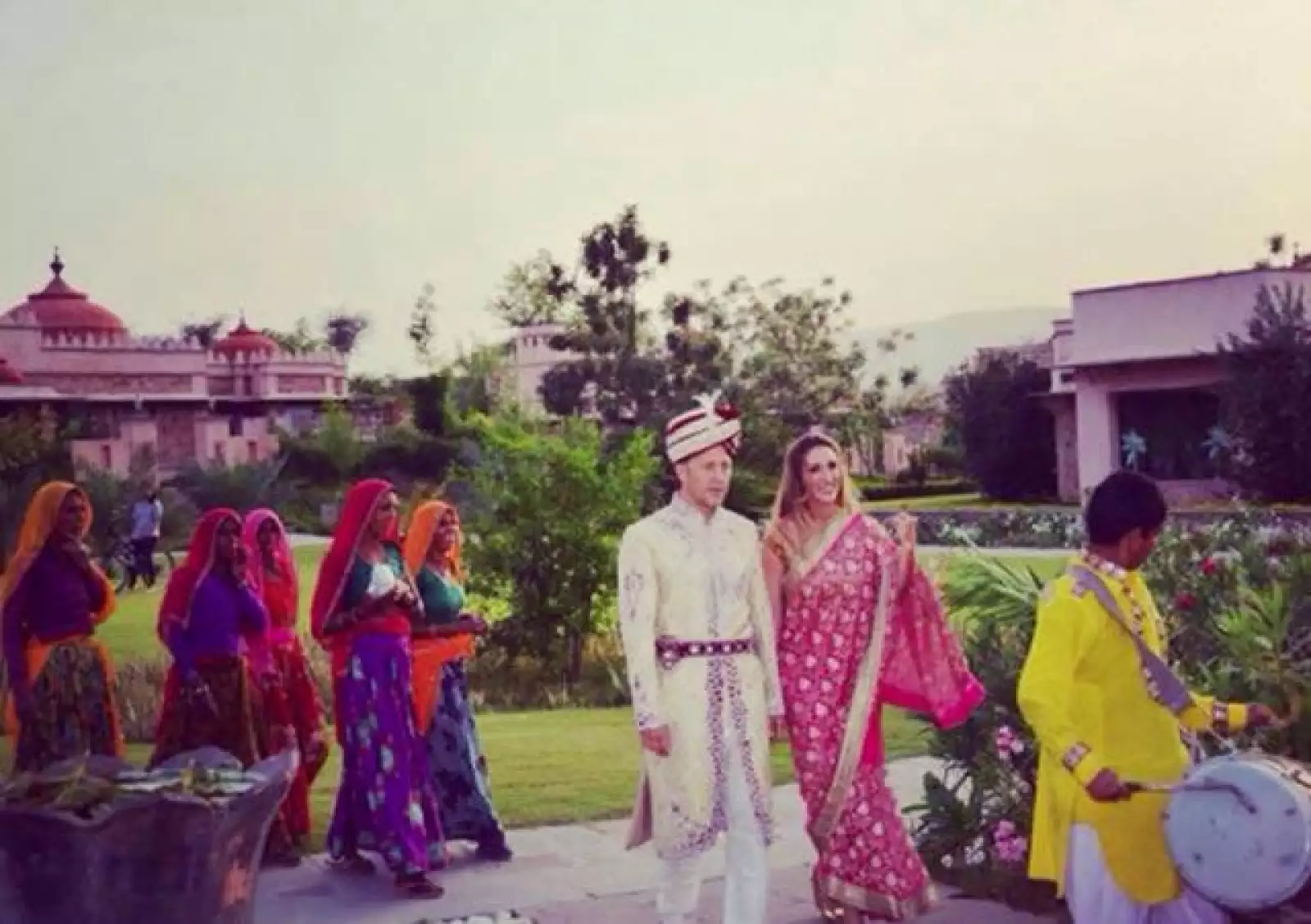 Ambos usaron los clásicos trajes de la región.