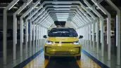 Auto JAC color amarillo en el centro de las instalaciones de la planta en México.