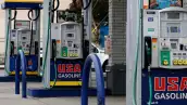 Una vista de las bombas de gasolina en una gasolinera de EE. UU. el 4 de mayo de 2026 en Los Ángeles, California. Los precios de la gasolina han aumentado a un promedio nacional de 4,45 dólares por galón, un máximo de 4 años, a medida que continúan las tensiones en el Medio Oriente. La gasolina en California cuesta más de 6 dólares el galón.