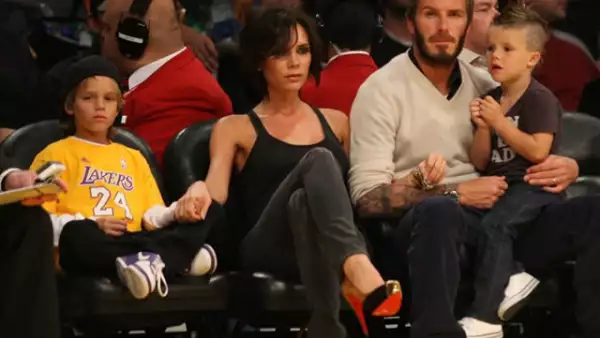David Beckham, Victoria y sus hijos, pasan un buen rato en el juego de los Lakers.