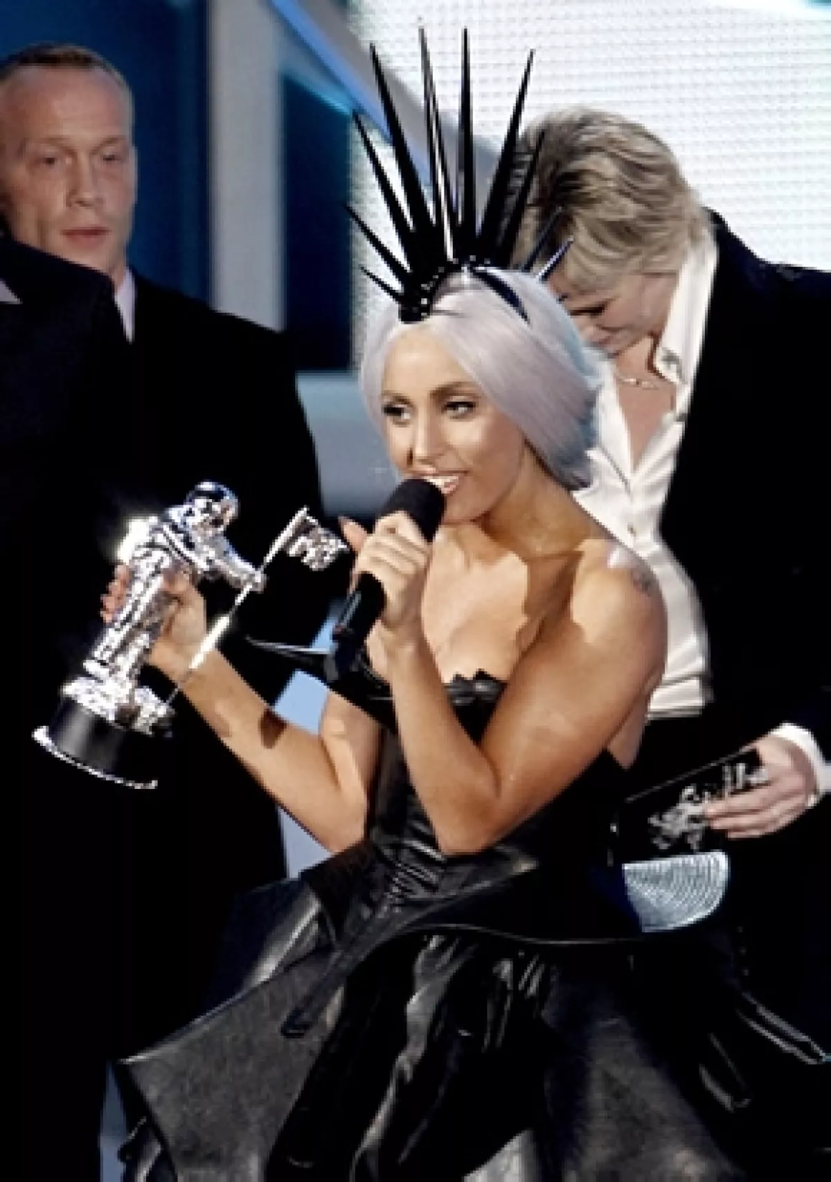 Lady Gaga recibiendo el premio por Mejor Video Pop.