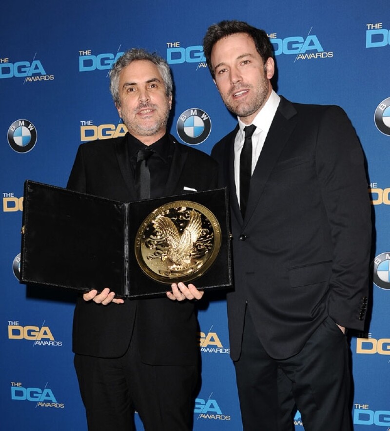 El mexicano posa junto al reconocido actor Ben Affleck tras la entrega del reconocimiento.